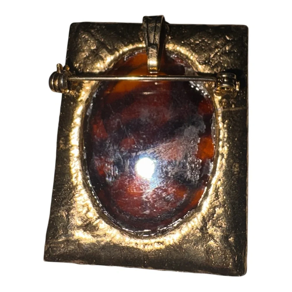 Vintage Cameo Style Portrait Brooch Gold Tone Amber Resin Frame J40